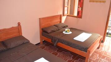 Habitación familiar | Espacio para trabajar con laptop, wifi gratis y ropa de cama
