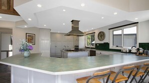 Micro-ondas, fogão, cooktop, lava-louças
