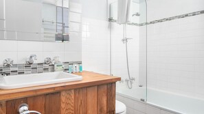 Douche, sèche-cheveux, serviettes fournies