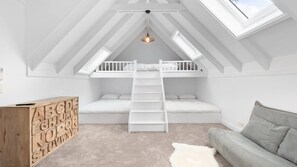3 bedrooms, iron/ironing board, WiFi, bed sheets - The Jindabread House, true alpine experience in modern comfort. (Jindabyne)