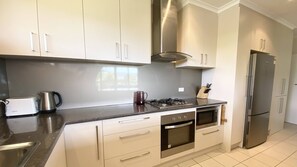 Een microgolfoven, een oven, een kookplaat, een vaatwasser