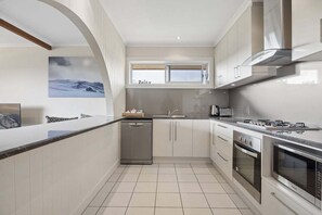 Micro-ondes, four, plaque de cuisson, lave-vaisselle