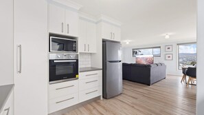 Mikrobølgeovn, ovn, kokeplater og oppvaskmaskin