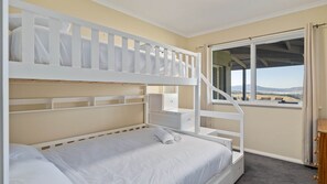 4 habitaciones, tabla de planchar con plancha, wifi y ropa de cama