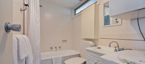 Towels - Karoonda 6 is warm and welcoming three bedroom apartment. (Thredbo)