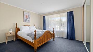 5 bedrooms, iron/ironing board, WiFi, bed sheets