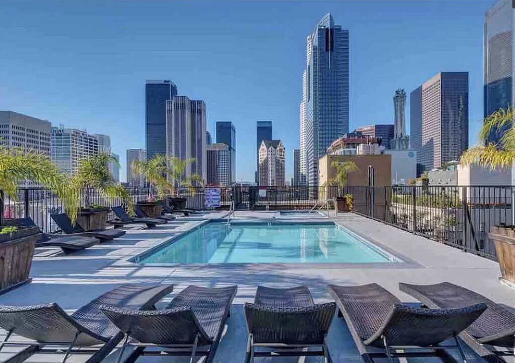 City Skyline View - Bright and Modern DTLA Loft