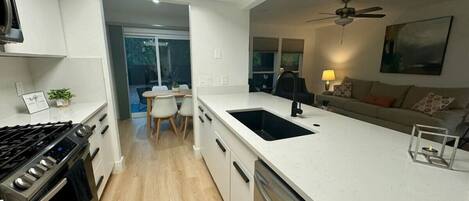 Geladeira, micro-ondas, fogão, cooktop