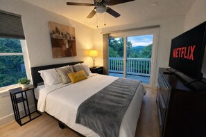 2 soverom, skrivebord, strykejern/-brett og reiseseng for barn