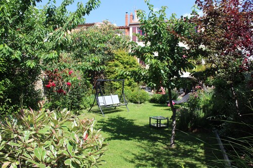 Grande maison de ville avec jardin et parking privé; idéale pour grande famille