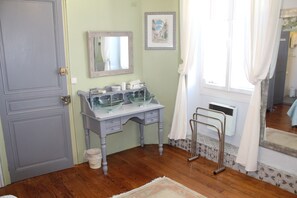 Bruser, hårtørrer, håndklæder, Toiletpapir