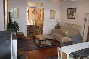 Living area - Grande Maison de Ville Avec Jardin et Parking Privé; Idéale Pour Grande Famille (Prades)