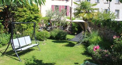 Grande maison de ville avec jardin et parking privé; idéale pour grande famille