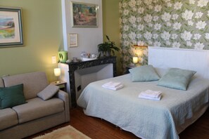 6 bedrooms, iron/ironing board, WiFi, bed sheets