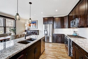 Kühlschrank, Mikrowelle, Ofen, Geschirrspüler