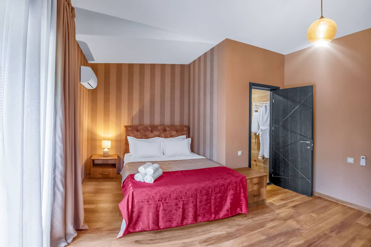 Kaliteli yatak takımı, minibar, dizüstü bilgisayar çalışma alanı