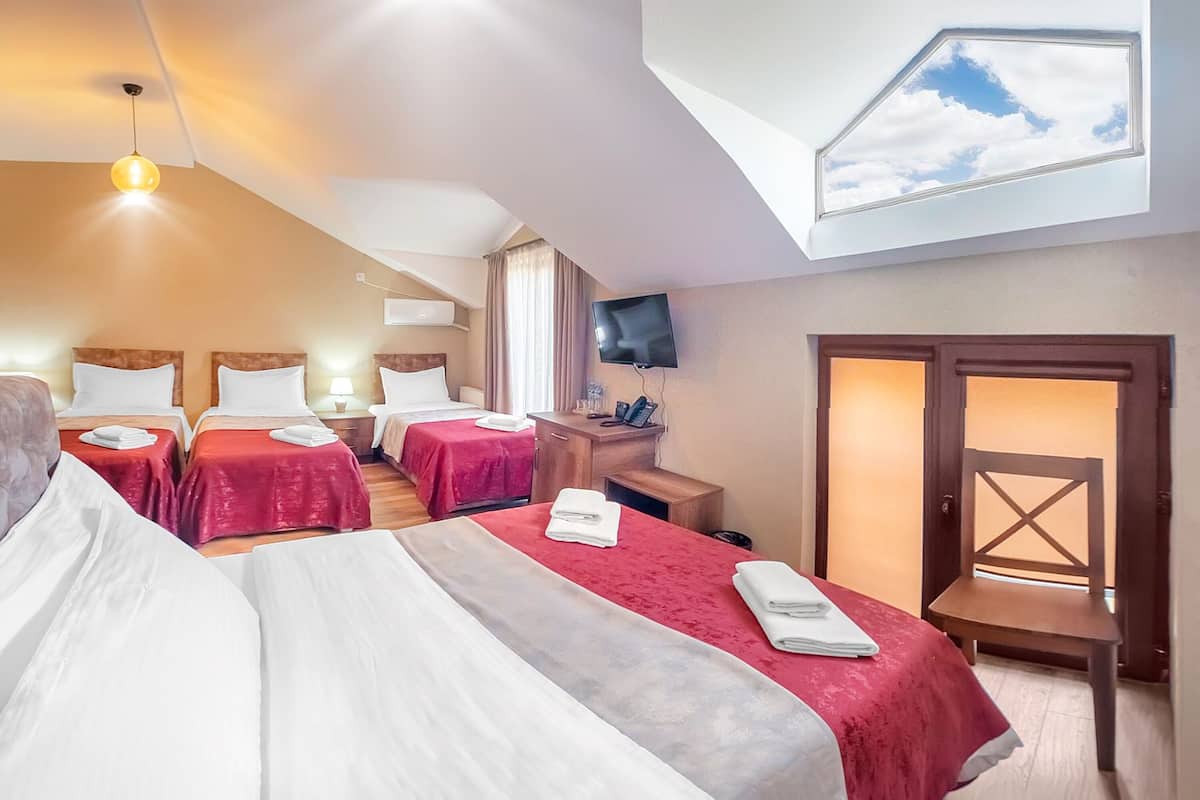 Kaliteli yatak takımı, minibar, dizüstü bilgisayar çalışma alanı