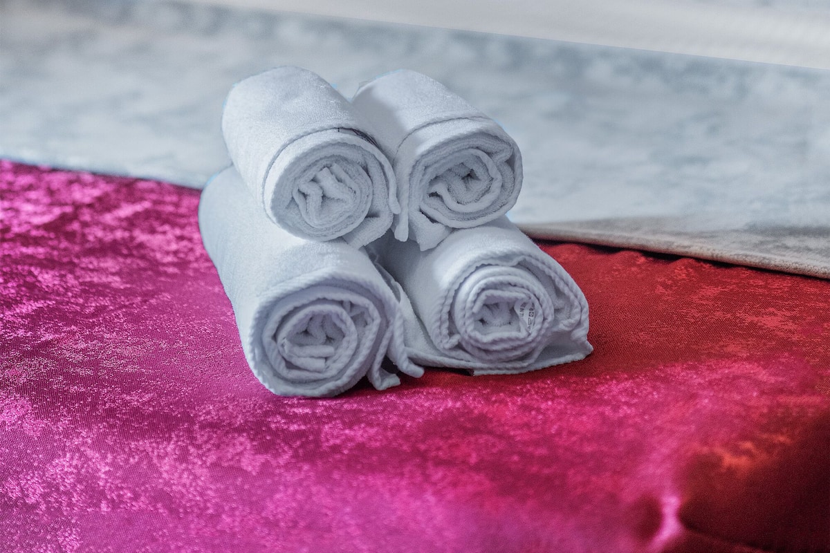 Kaliteli yatak takımı, minibar, dizüstü bilgisayar çalışma alanı