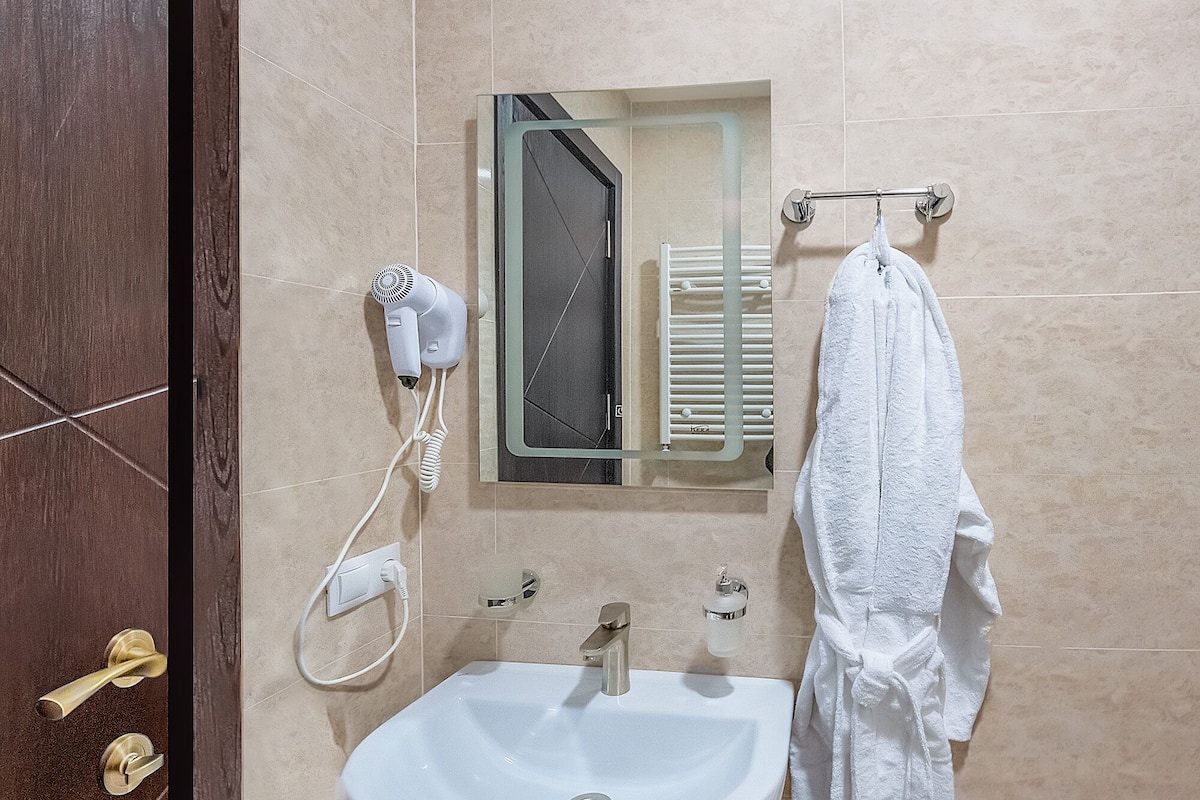 Basic Üç Kişilik Oda | Banyo | Lüks banyo/kozmetik ürünleri, saç kurutma makinesi, bornoz, terlik