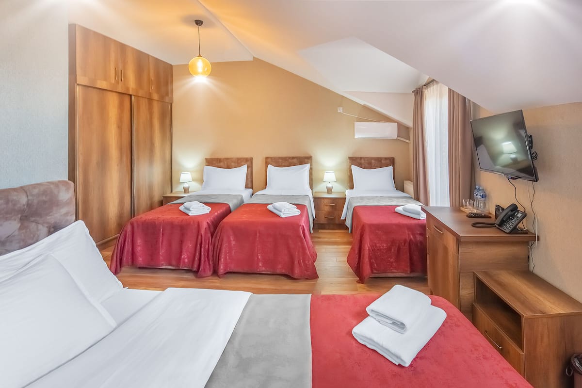 Family Oda | Kaliteli yatak takımı, minibar, dizüstü bilgisayar çalışma alanı