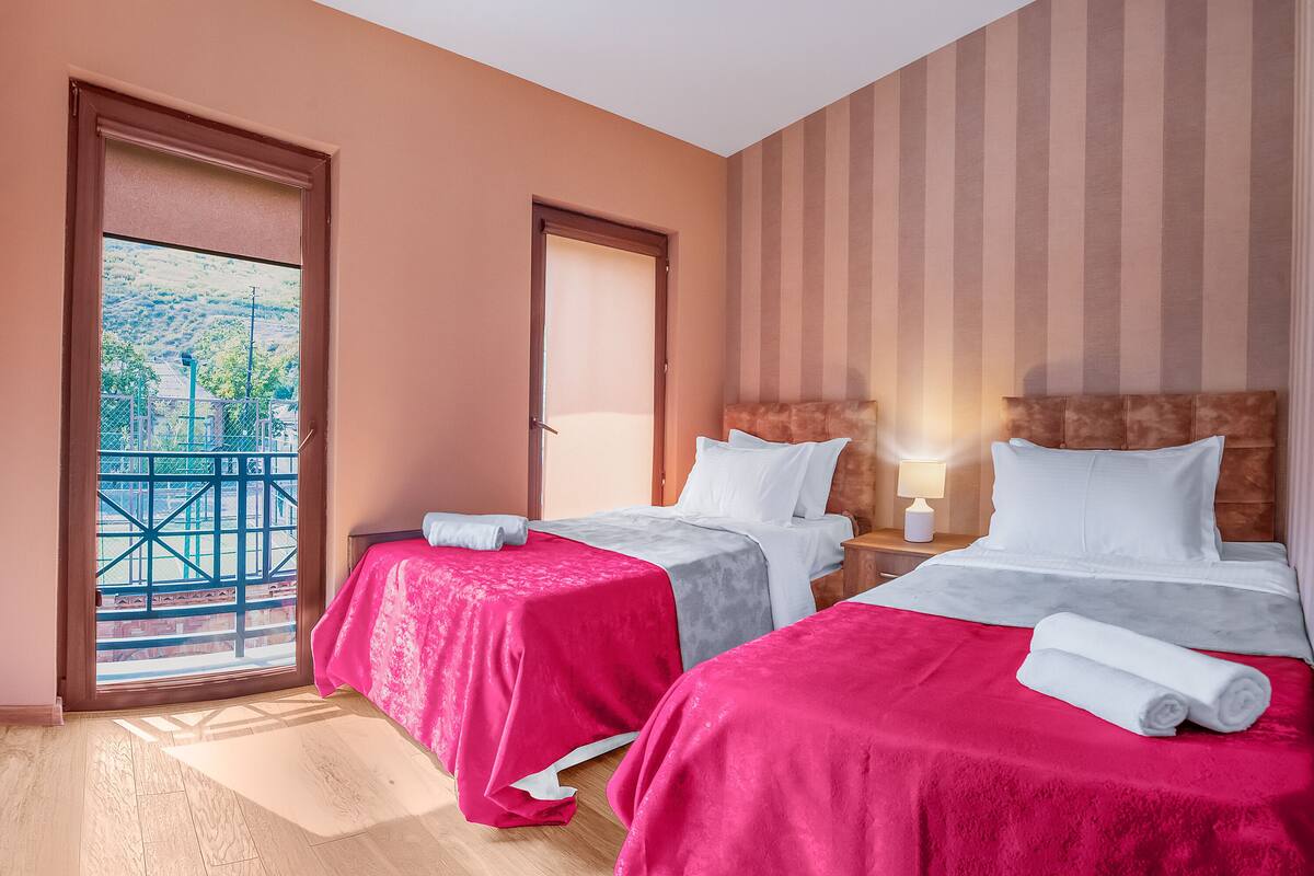 Kaliteli yatak takımı, minibar, dizüstü bilgisayar çalışma alanı