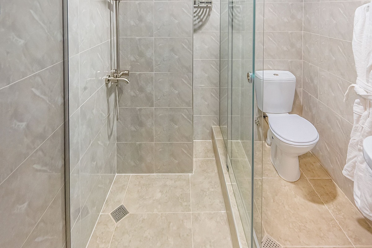 Lüks banyo/kozmetik ürünleri, saç kurutma makinesi, bornoz, terlik