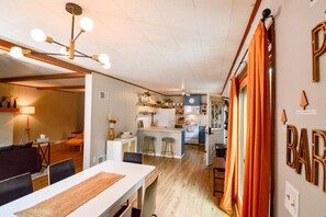 Dining - Sleeps 10|Lakes|Pools|Kayak|Hot Tub|Game Rm (Albrightsville)