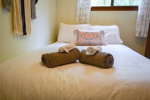 3 bedrooms, desk, iron/ironing board, travel cot