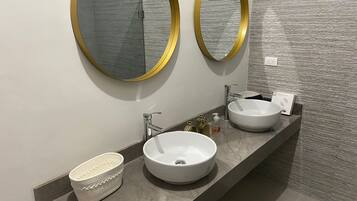 Handtücher, Seife, Shampoo, Toilettenpapier