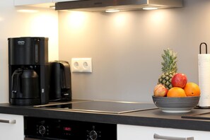 Réfrigérateur, micro-ondes, four, plaque de cuisson