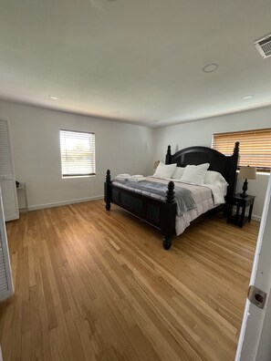 3 bedrooms, iron/ironing board, WiFi, bed sheets