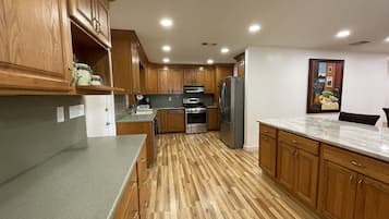 Micro-ondes, four, plaque de cuisson, lave-vaisselle