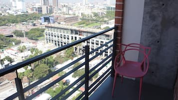 Luxury Studio Suite, 1 King Bed | Terrace/patio