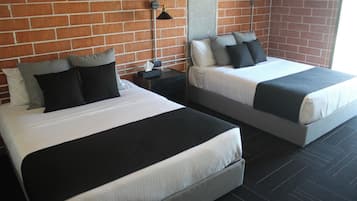 Habitación doble Deluxe | Escritorio, espacio para trabajar con laptop y insonorización