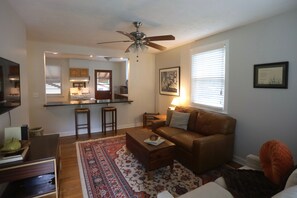 Smart TV, video games, DVD player, books - The Woodbright - Cozy Digs - Easy Access to City - Pet Friendly (Nashville)