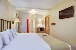 2 bedrooms, free WiFi, bed sheets - 2 Minute Walk to the Gondola/Pool and Hot Tub Access/Private Patio (Summit County)