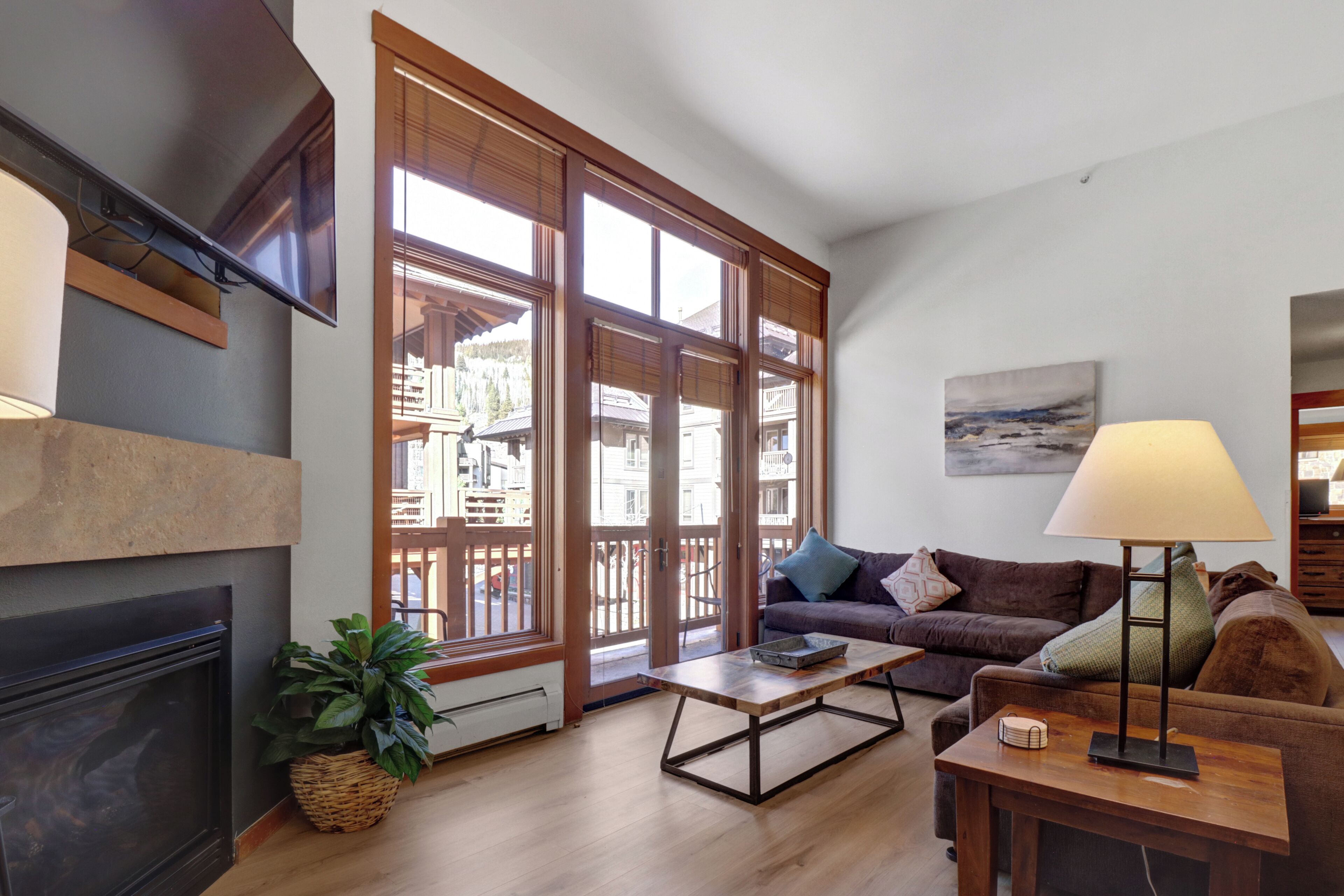 Smart TV, fireplace