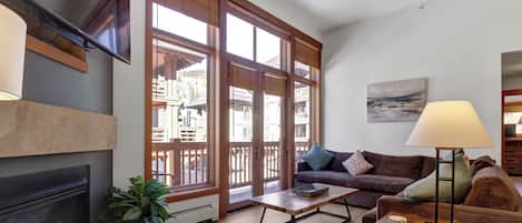 Smart TV, fireplace