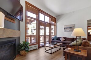 Smart TV, fireplace - Unbeatable Location, Corner Condo, Outdoor Hot tub! CO208 (Copper Mountain)