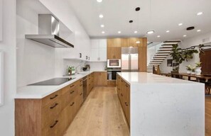 Geladeira, micro-ondas, fogão, cooktop