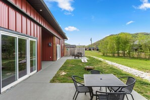 Outdoor dining - New Barndo/Private Red River Access/Kayak Launch (Stanton)