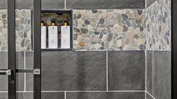 Haartrockner, Handtücher, Seife, Shampoo