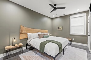 3 bedrooms, iron/ironing board, WiFi, bed sheets - New Barndo/Private Red River Access/Kayak Launch (Stanton)