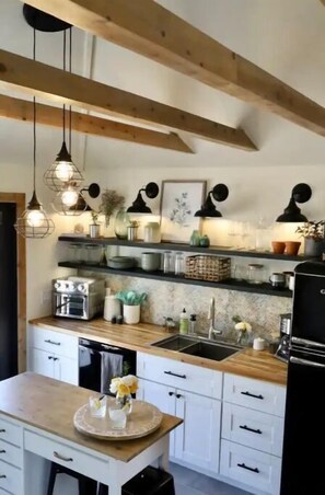 Private kitchen - The Whittier Cottage, a cozy guesthouse in Phoenix (Phoenix)