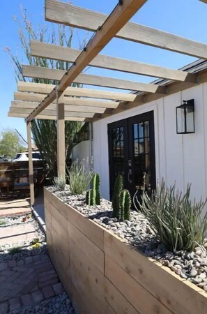 Exterior detail - The Whittier Cottage, a cozy guesthouse in Phoenix (Phoenix)