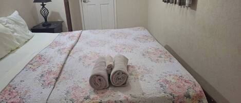 1 chambre, fer et planche à repasser, Wi-Fi, draps fournis