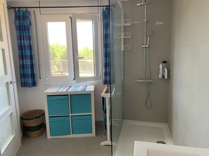 Dusche, Haartrockner, Handtücher