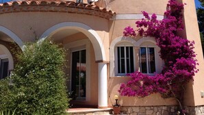A Mediterranean-style house with a curved roof, satellite dish, and a stone staircase leading to the entrance. - Villa Lorena Avec Grande Piscine Privée, au Calme et a 3 km de la mer (L'Ametlla de Mar)