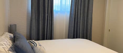 Tabla de planchar con plancha, wifi y ropa de cama