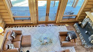 TV connectée, cheminée, livres, chaßne hi-fi